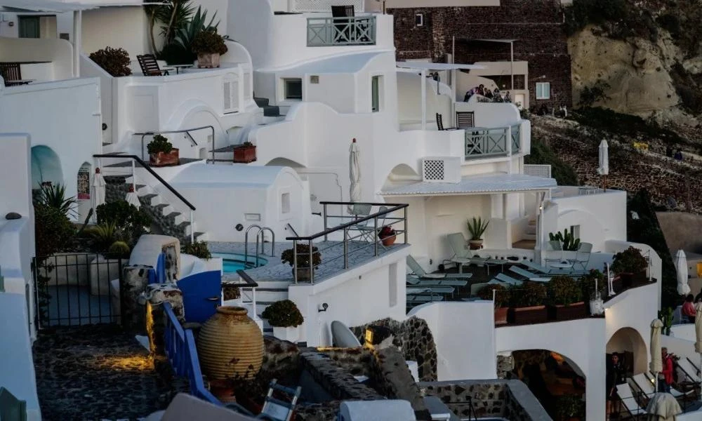 Συγκλονίζει η κόρη 51χρονου εργάτη στην Σαντορίνη: «Σου κρατούσα το χέρι μέχρι που σταμάτησε η καρδιά σου»